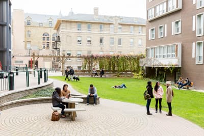 Studenten auf dem Campus der University of Winnipeg