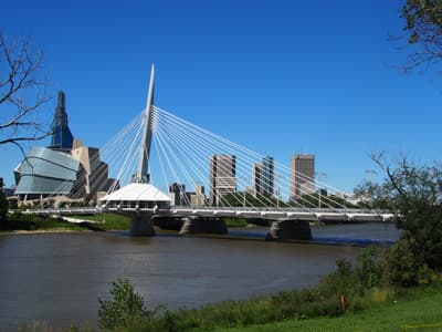 Das Canadian Museum for Human Rights neben Hochhäusern und einer sehr modernen Brücke