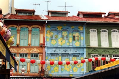 Bunt geblümte Fassaden traditioneller Gebäude in Singapur