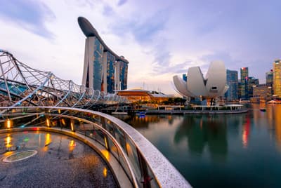 Blick auf die mit architektonischen Highlights glänzende Marina Bay in Singapur