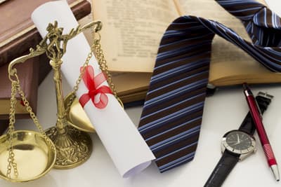 Stockphoto mit Krawatte, Wage und Diplom