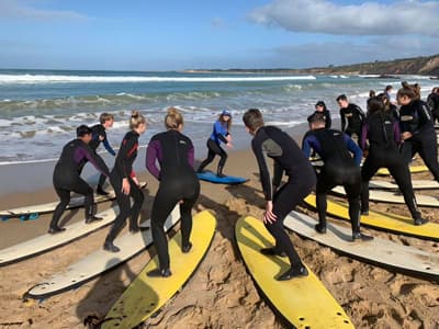 Studenten bei einem Surfausflug an die Great Ocean Road