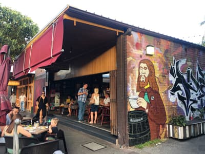 Kioskartiges Street-Café auf der Darby Street mit Graffiti, das einem Kaffee trinkenden Jesus ähnelt.
