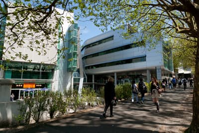 Campus der University of Auckland mit der futuristischen Business School