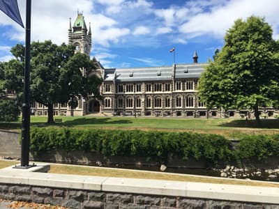 Der Campus der University of Otago mit seinem charakteristischen Clocktower