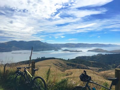 Mountainbikes vor beeindruckendem Küstenpanorama