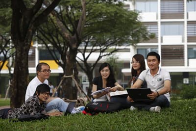 Studierende der RMIT Vietnam erholen sich auf dem Campus.