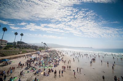 Touristen am Strand in San Diego