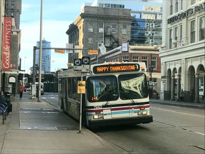 Bus in Calgary, auf dessen Anzeige "Happy Thanksgiving" steht