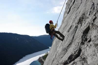 Student klettert an einer Felswand nahe Kamloops