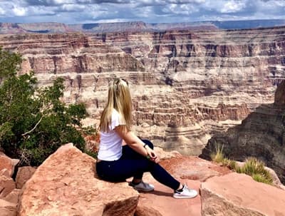 Studentin blickt in den Grand Canyon