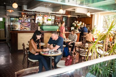 Menschen in einem Café in Wellington