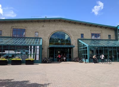 Fassade des Forks Market in Winnipeg, einer Markthalle mit Restaurants und Shops
