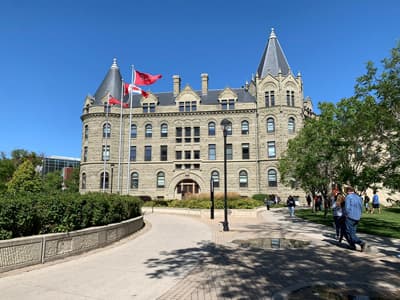 Das historische Hauptgebäude der University of Winnipeg sieht aus wie eine Burg.