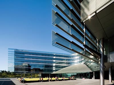Das Gebäude der University of Auckland Business School sieht sehr futuristisch aus: Es ist U-förmig und hat eine geschwungene Glasfassade.