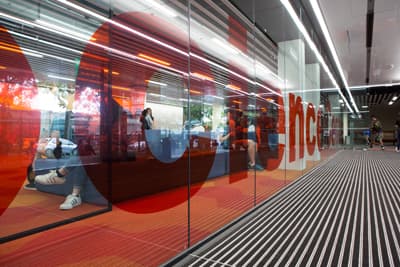 Blick durch eine mit "Science Centre" beschriftete Glaswand im Science Gebäude der University of Auckland