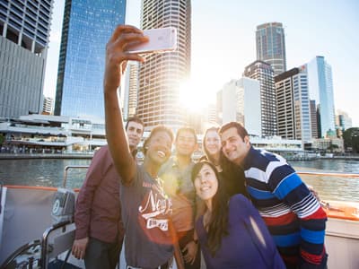 Studenten machen einen Selfie vor der Skyline Brisbanes