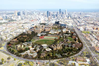 Vogelperspektive auf den Campus der University of Melbourne im Herzen der Metropole.