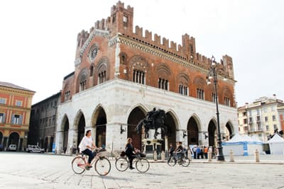 Radfahrer auf einem Platz in Piacenza