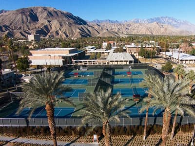 Tennisplatz auf dem Campus des COD