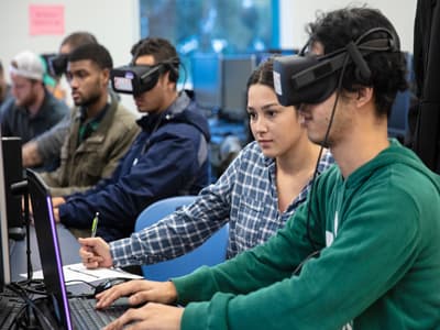 Informatikstudierende mit VR-Brille an der CSU East Bay