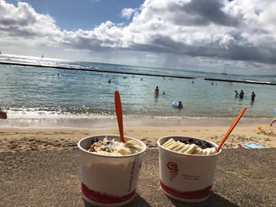 Eisbecher mit Bananen am Strand - das Bild verbreitet echtes Sommerfeeling.