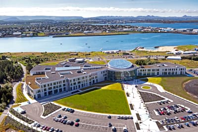 Der moderne Campus der Reykjavik University sie aus wie eine Art Propeller und befindet sich direkt an einem Fjord.