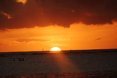 Leuchtend orangener Sonnenuntergang über dem Ozean