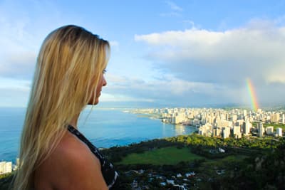 Studentin vor dem Panorama Honolulus mit Regenbogen