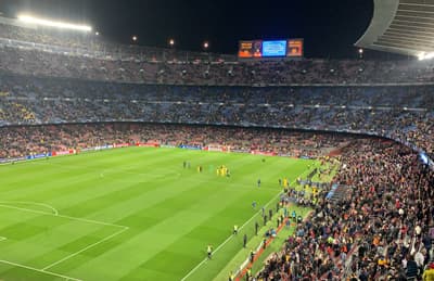 Blick ins prall gefüllte Stadion des FC Barcelona
