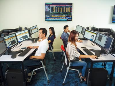 Studierende in einem Computerlabor an der JCUS