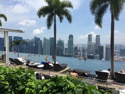 Blick über die Stadt vom Rooftop des Marina Bay Sands. Auf dem Dach des Hotel gibt es sogar einen palmengesäumten Pool, aus dem heraus man den Ausblick genießen kann.