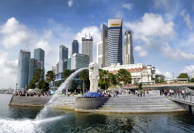 Skyline von Singapur mit wasserspeiendem Löwen im Vordergrund
