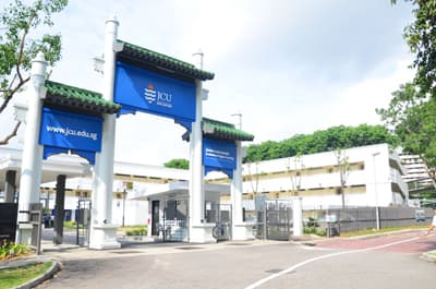 Eingangsportal zum Campus der JCU Singapore