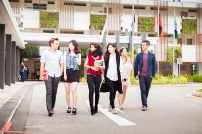 Studierende unterschiedlicher Nationalität auf dem Campus der JCU Singapore