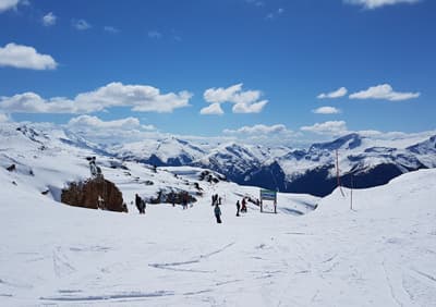 Skigebiet unter strahlend blauem Himmel