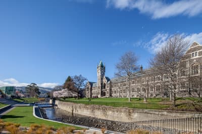 Das Gebäude rund um den historischen Clocktower der University of Otago wird vom Leith River umrahmt.