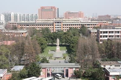 Blick auf den Campus der Fudan University, in dessen Zetrum eine Statue des großen Vorsitzenden steht.