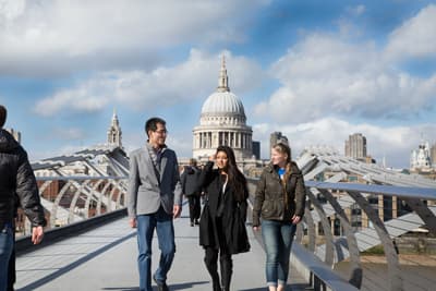 Studenten laufen über eine Brücke in London.