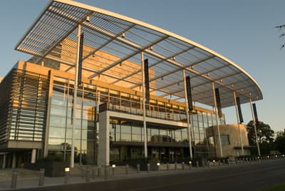 EInes der sehr modern designten Gebäude der UC Davis