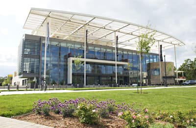 Das Mondavi Center ist ein sehr modernes Campusgebäude der UC Davis mit vielen Glaselementen.