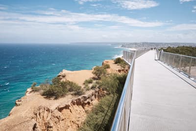 Der Anzac Memorial Walk ist ein modern gestalteter Gehweg entlang der malerischen Küste der Stadt.