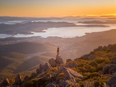 Mensch auf dem Gipfel des Mount Wellington
