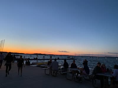 Sonnenuntergang am Ufer in Madison