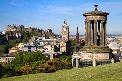 Blick von einem Hügel über die historische Altstadt Edinburghs