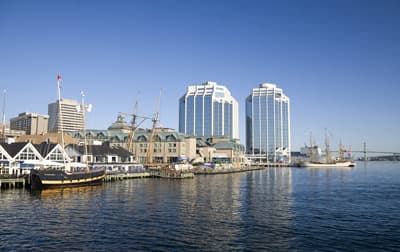 Blick von der Küste auf die Skyline und die Küste von Halifax