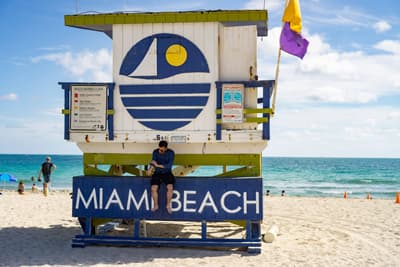 Student sitzt auf einem Rettungsschwimmerturm in Miami Beach 