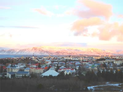 Blick über Reykjavik auf Fjorde und schneebedeckte Berge