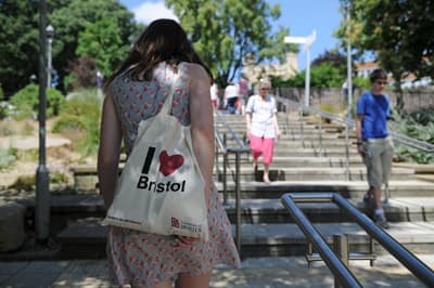 Studentin an der University of Bristol spaziert auf dem Gehweg.