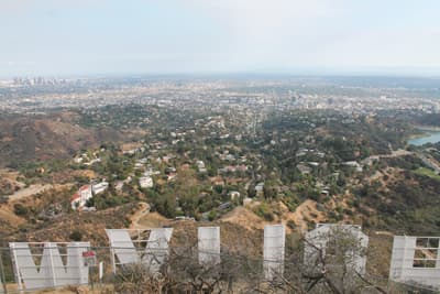 Blick über das Hollywood Sign auf die weitläufige Stadt LA
